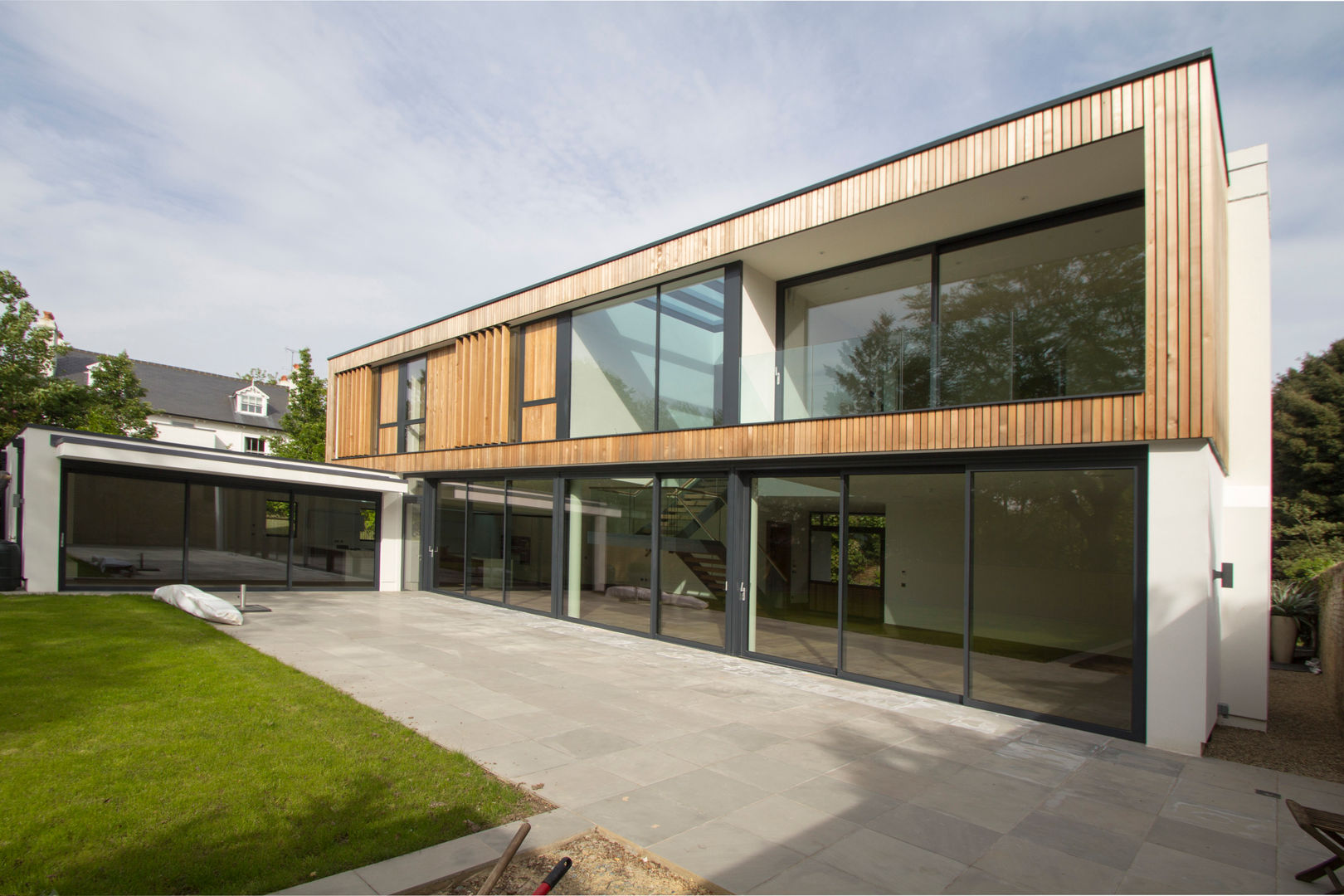 The rear elevation with large glazed windows and balconies Hale Brown Architects Ltd モダンな 家