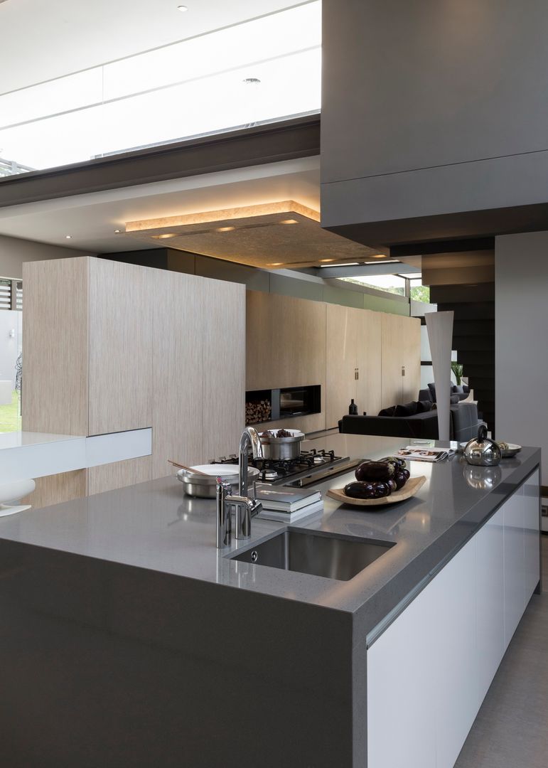 House Sar , Nico Van Der Meulen Architects Nico Van Der Meulen Architects Modern kitchen