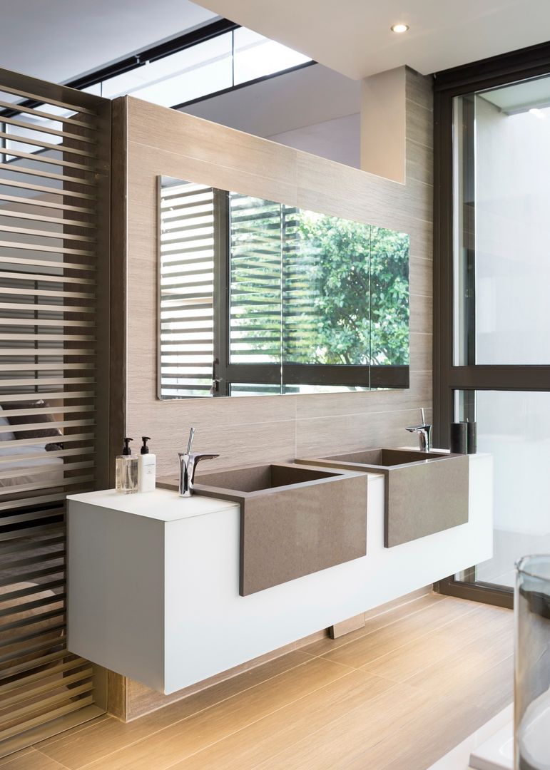 House Sar , Nico Van Der Meulen Architects Nico Van Der Meulen Architects Modern bathroom