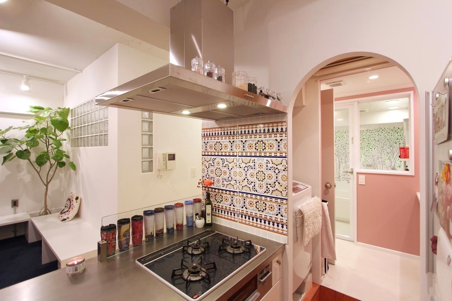 空間の凹凸を活かしたカラフルな家, nuリノベーション nuリノベーション Mediterranean style kitchen