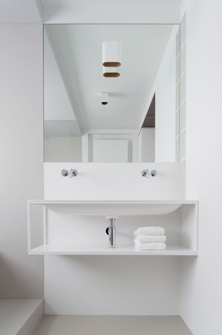 Badkamer privewoning Maastricht, Not Only White B.V. Not Only White B.V. Minimalist style bathrooms