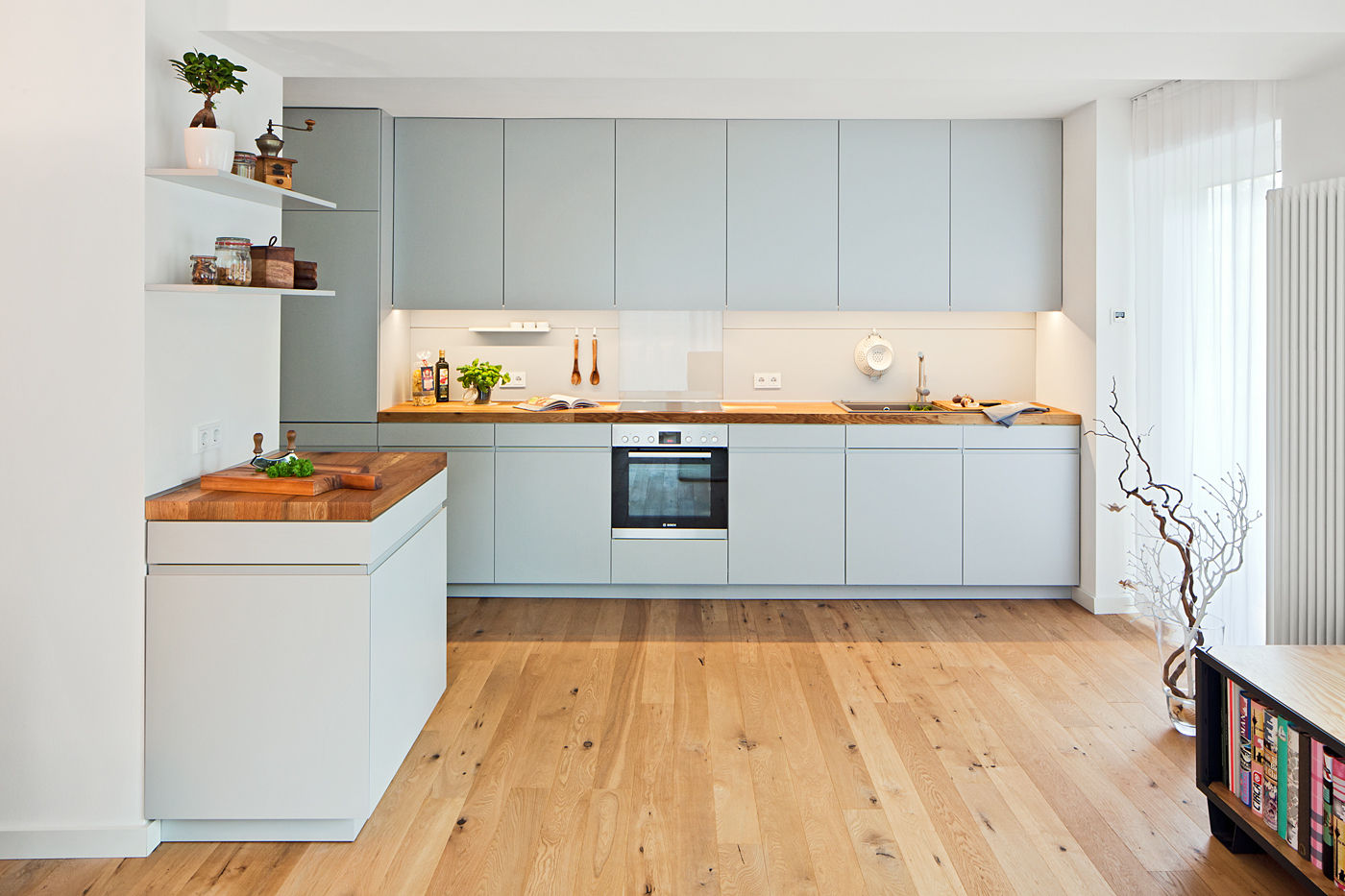 Offene Küche mit Holzarbeitsplatte, Lukas Palik Fotografie Lukas Palik Fotografie Dapur Modern