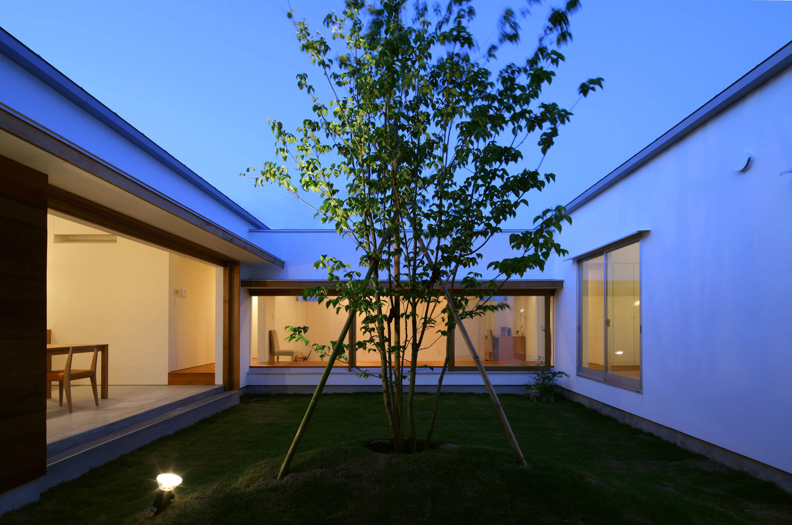 中庭 松原建築計画 一級建築士事務所 / Matsubara Architect Design Office 北欧風 庭 木 木目調 中庭 平屋 白い外壁 角地 コートハウス アオダモ 土間 平屋 コートハウス 中庭 枕木 コンクリート打ち放し 注文住宅 名古屋 愛知 建築家 建築士 設計事務所 家 住宅 マイホーム ロフト