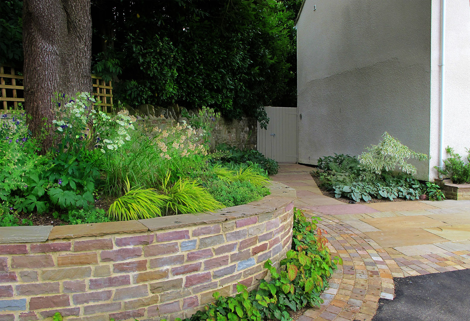 Raised Bed around Tree Katherine Roper Landscape & Garden Design Wiejski ogród