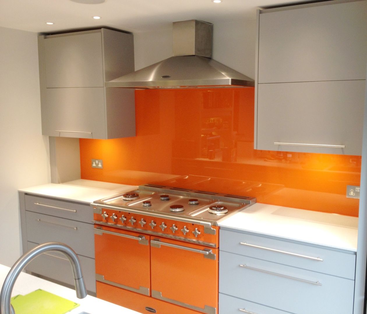 Orange Glass Kitchen Splash Back, UK Splashbacks UK Splashbacks Cocinas de estilo moderno Accesorios y textiles