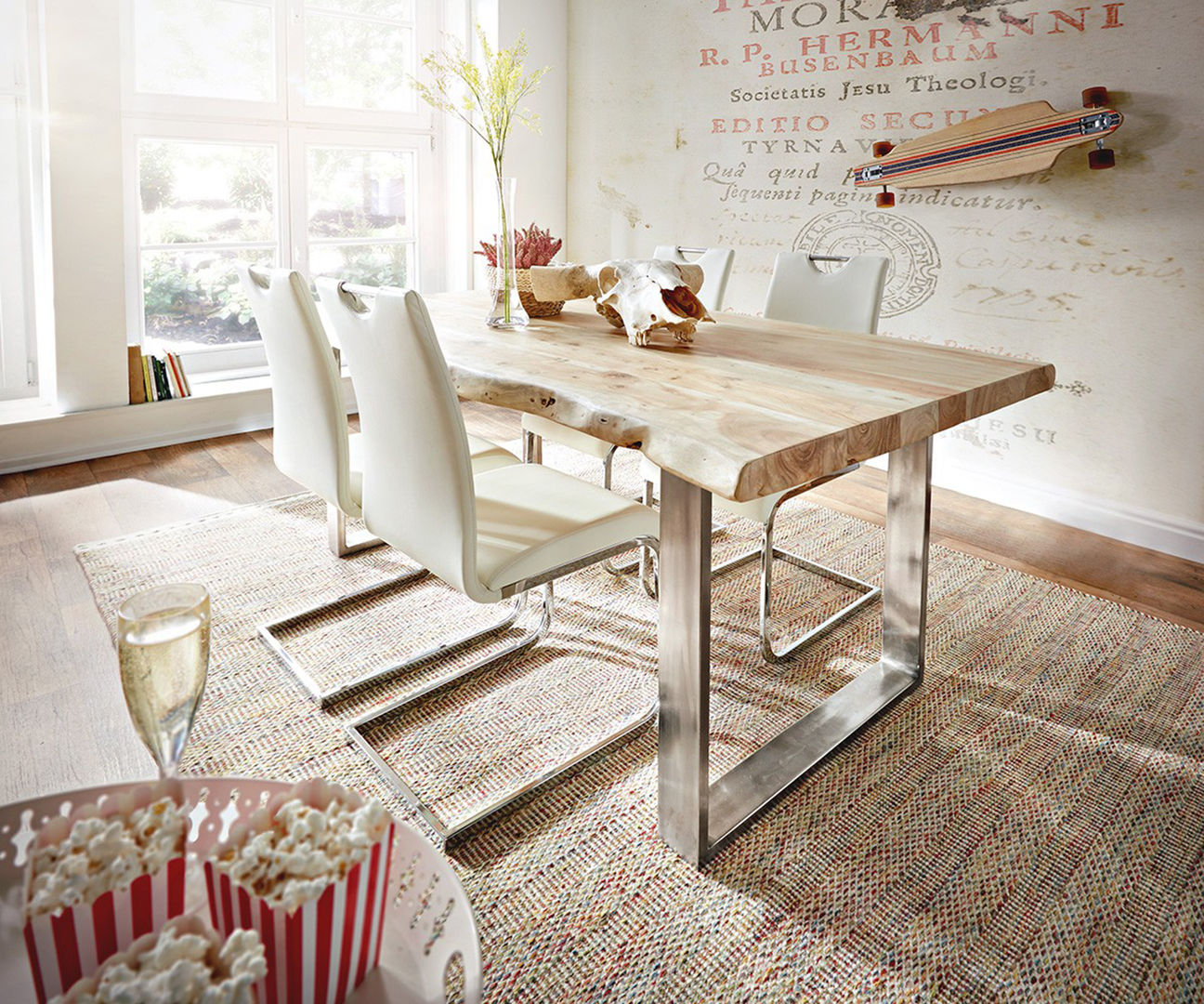 Baumtisch Kessryn Akazie gebleicht mit modernen Freischwingern homify Eclectic style dining room