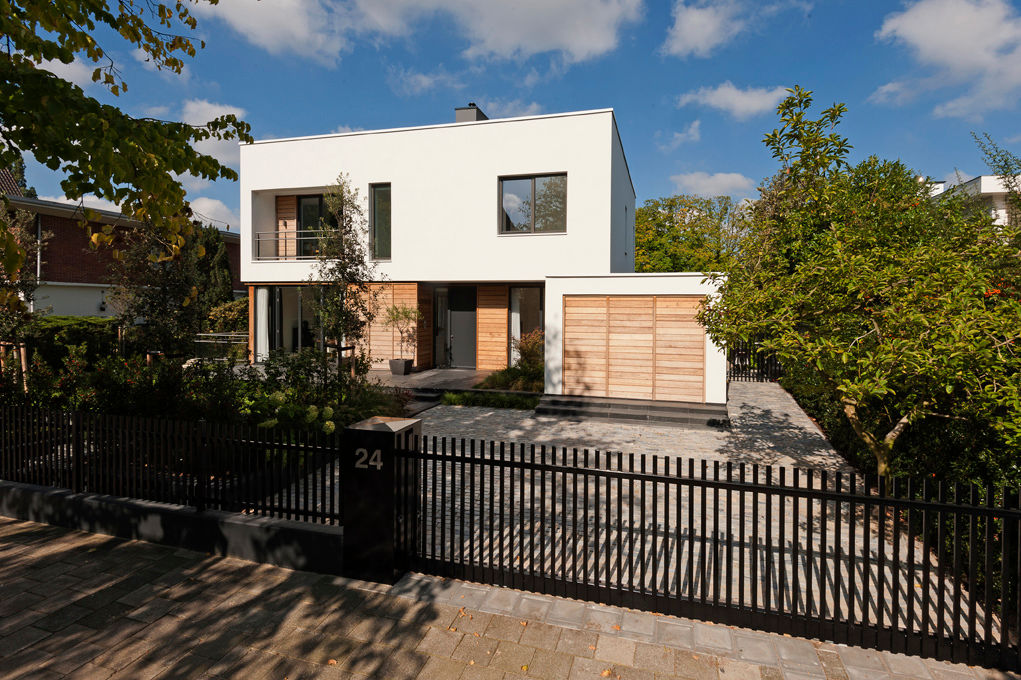 Villa Amsterdam Zuid, paul seuntjens architectuur en interieur paul seuntjens architectuur en interieur Moderne huizen Plant,Wolk,Gebouw,Lucht,Raam,Schutting,huis,land veel,Hout,Boom