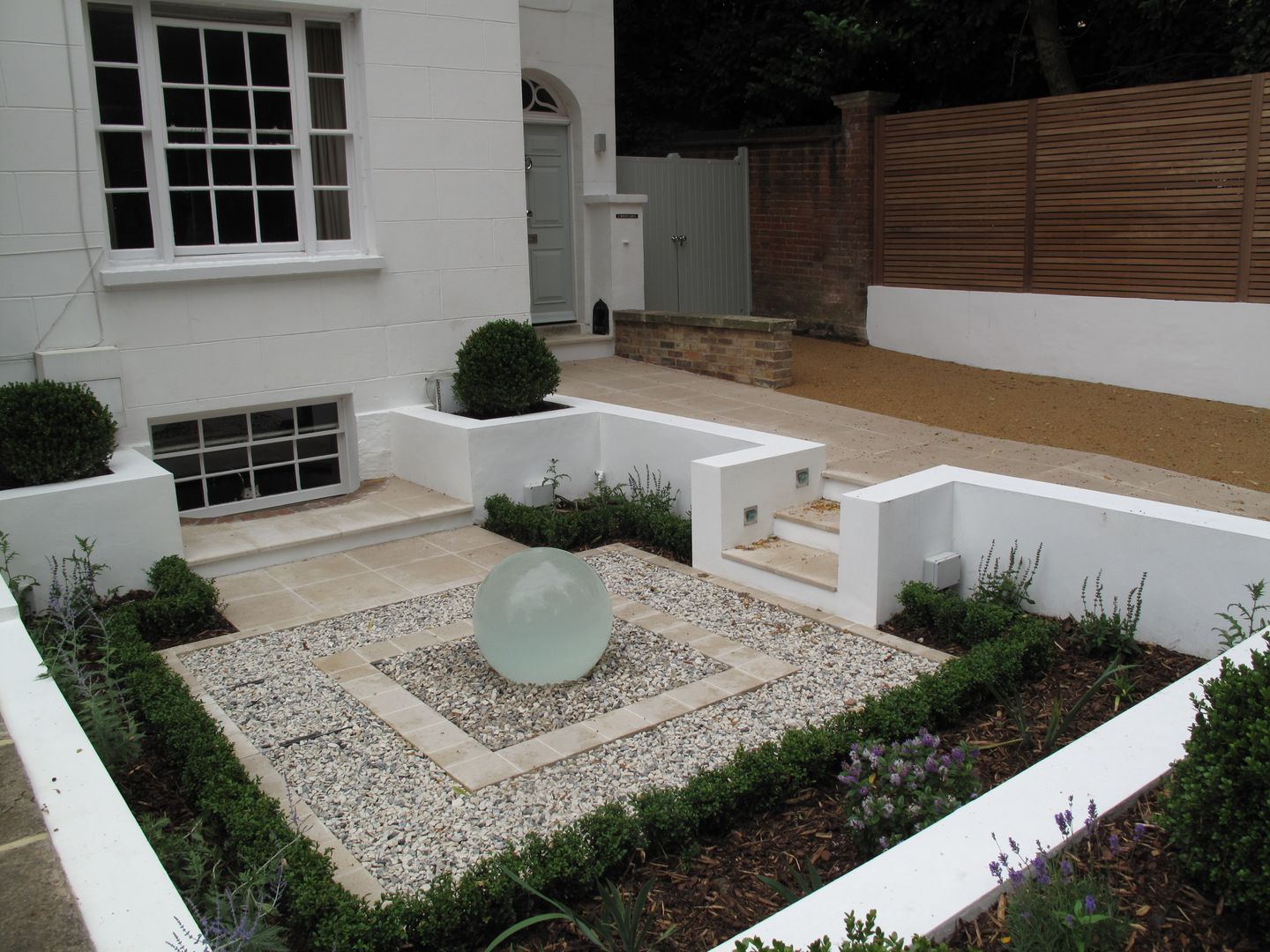 Front Garden water feature Cherry Mills Garden Design 모던스타일 정원