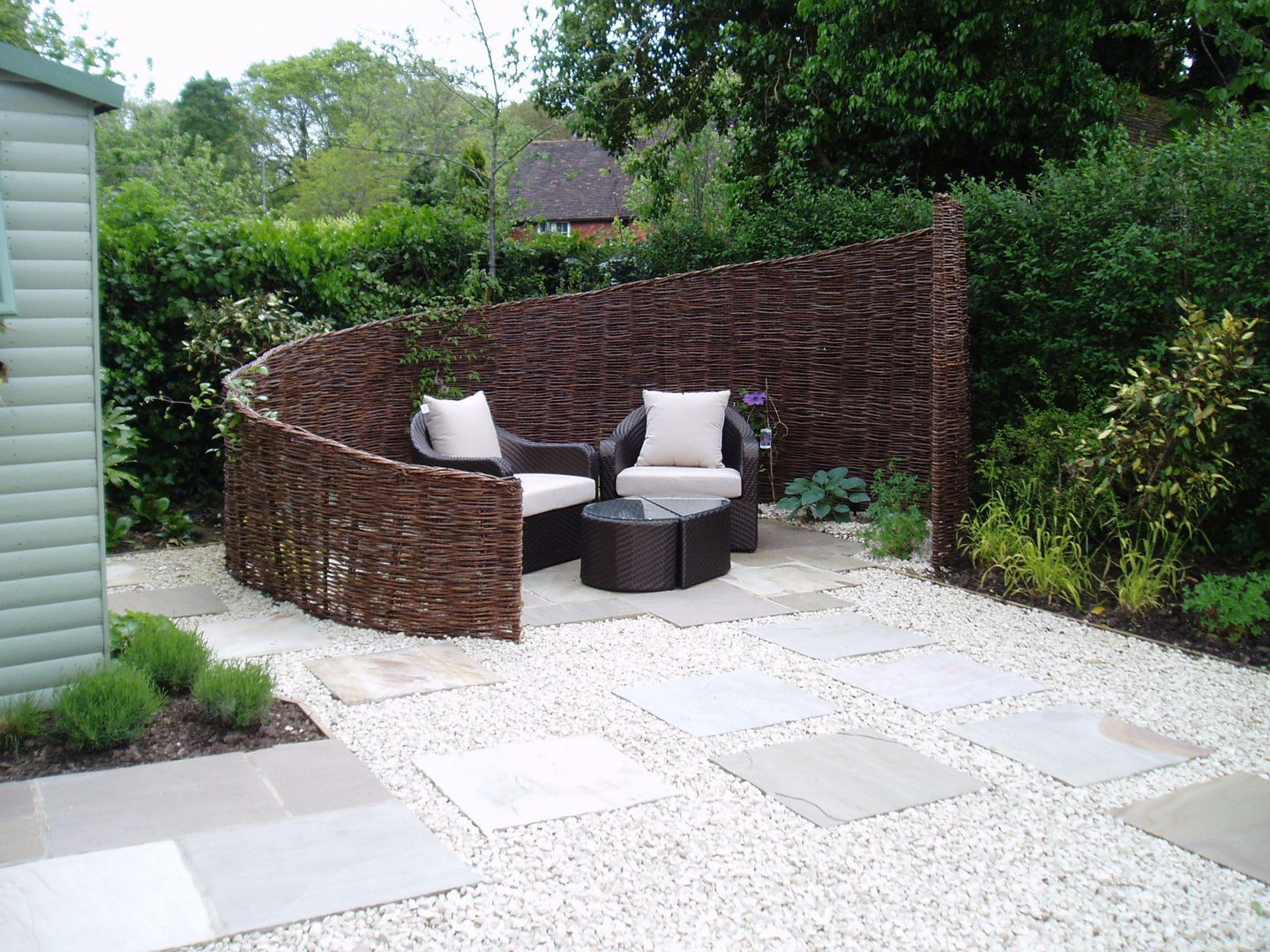 Low Maintenance Garden: A custom made curved willow screens and enlarging, screening from the sun, Cherry Mills Garden Design Cherry Mills Garden Design Eclectic style garden