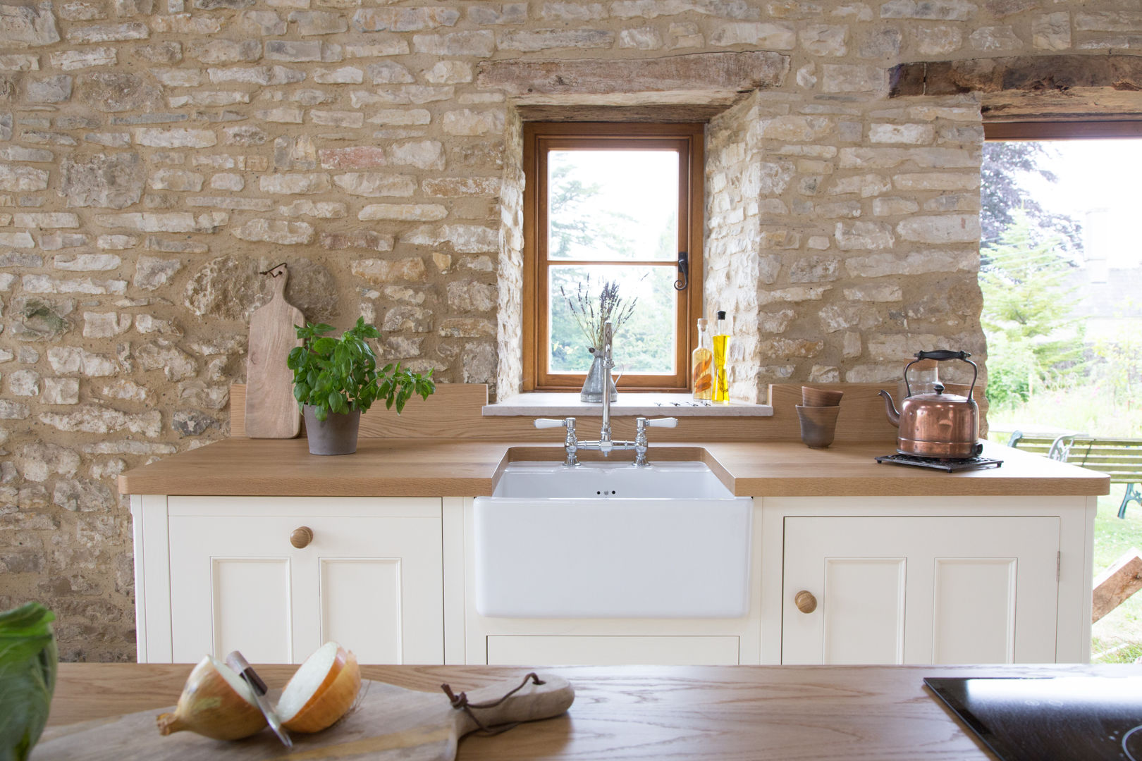 A Traditional Country Kitchen homify Cocinas rurales