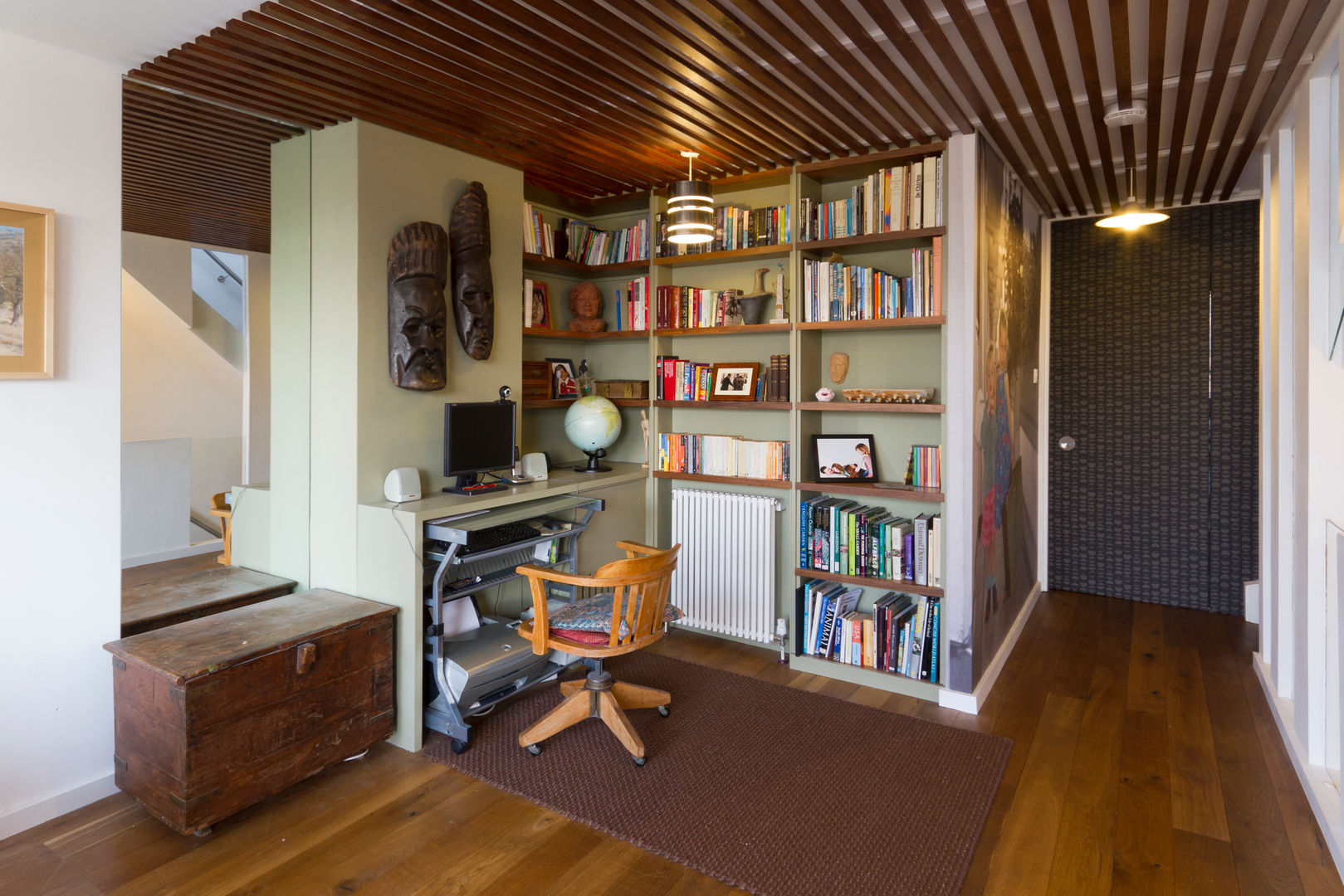 Shelving, desk & ceiling slats Martin Greshoff Furniture Ruang Keluarga Modern Shelves