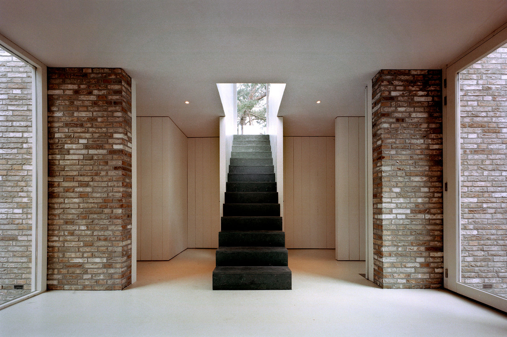 villa Bergen II, paul seuntjens architectuur en interieur paul seuntjens architectuur en interieur ห้องโถงทางเดินและบันไดสมัยใหม่