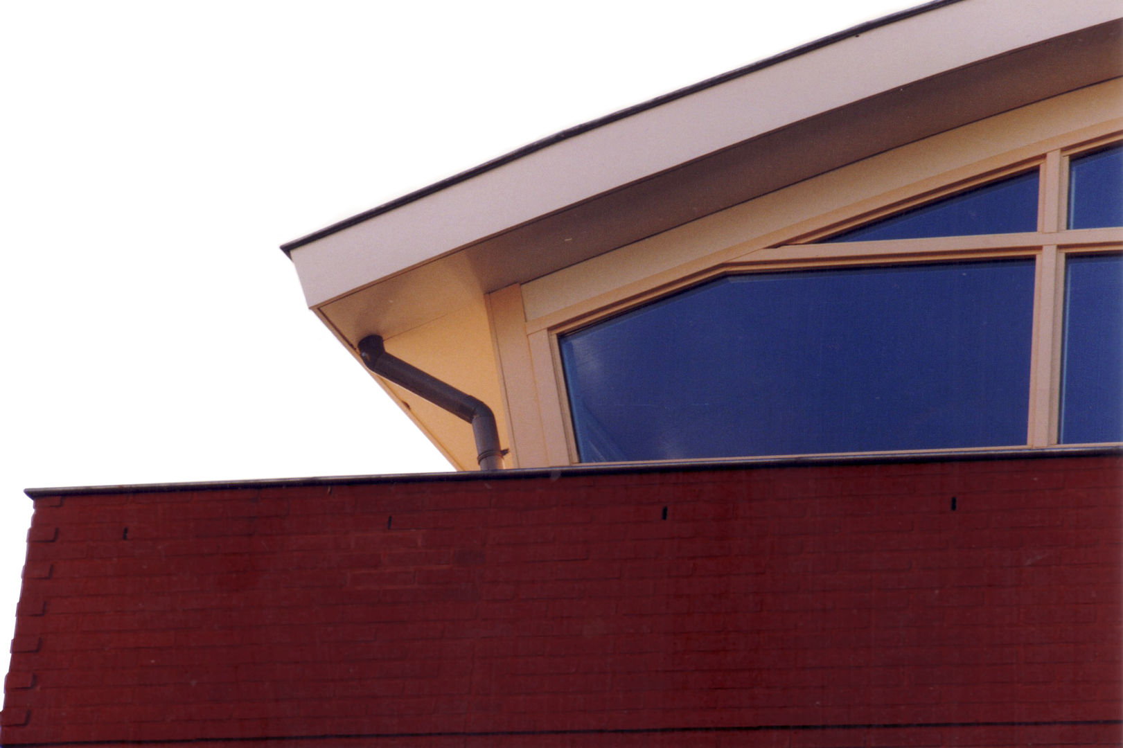 Detail dak-gevel ABC-Idee Moderne huizen Lucht,Raam,Rechthoek,Hout,Schaduw,Gebouw,Armatuur,Tinten en tinten,Facade,opruimen
