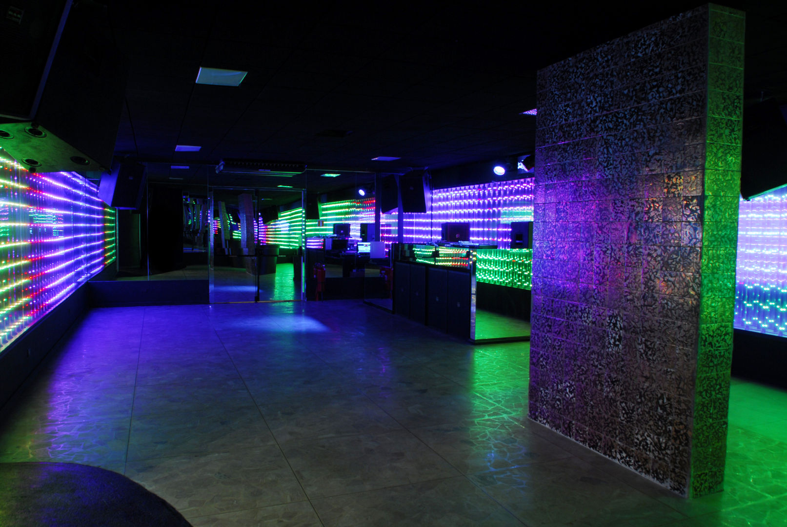 Lions Nightlub, MM18 Arquitetura MM18 Arquitetura Commercial spaces Conference Centres