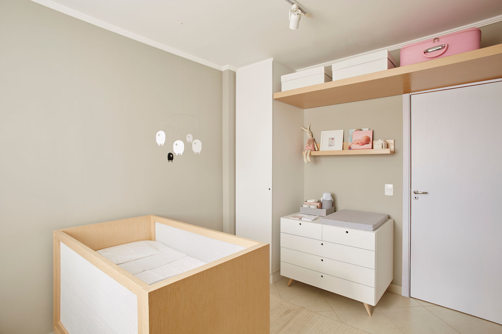 Quarto Bebê Menina, studio scatena arquitetura studio scatena arquitetura Scandinavian style nursery/kids room