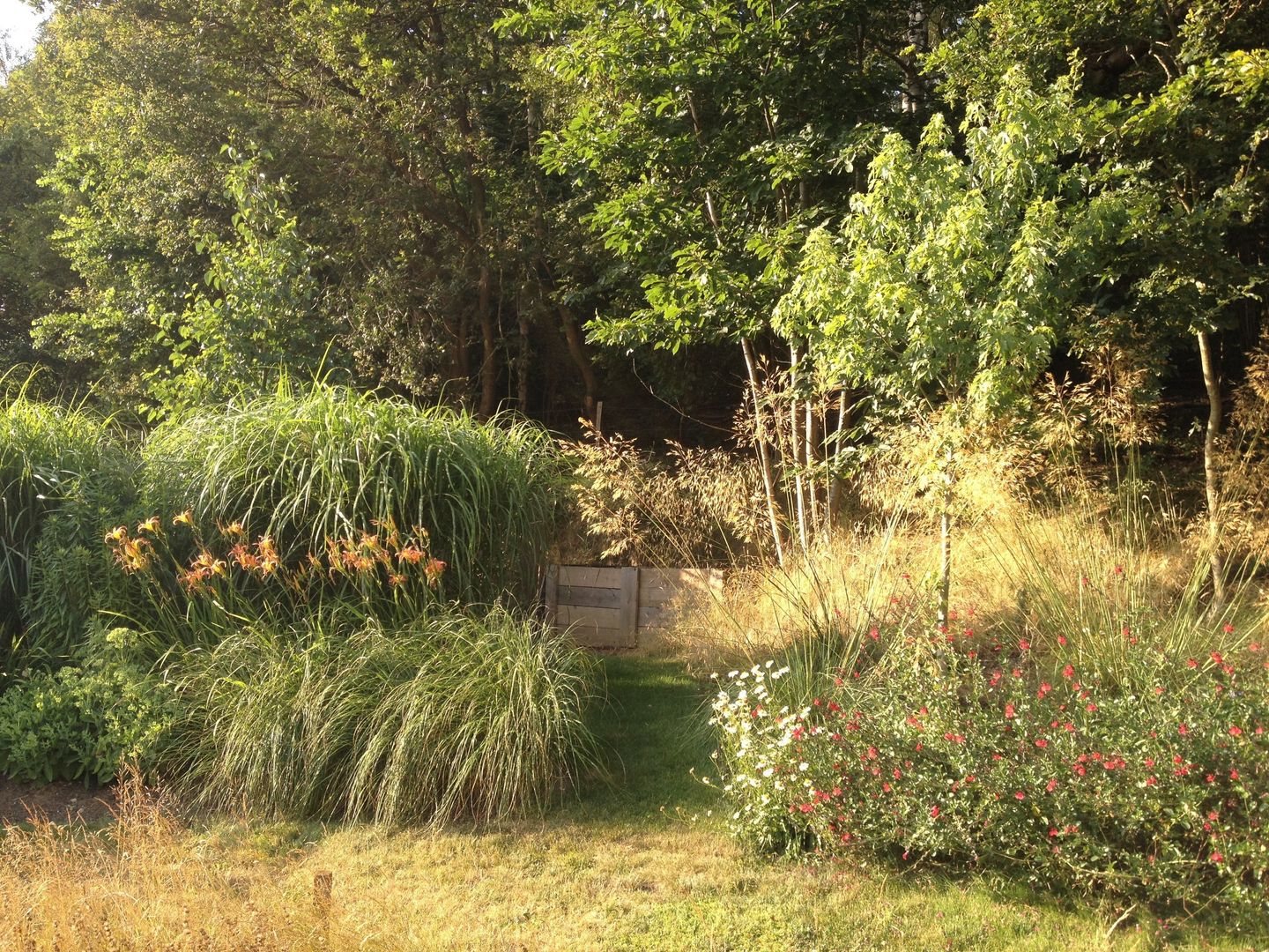 Composting area Roeder Landscape Design Ltd Country style garden