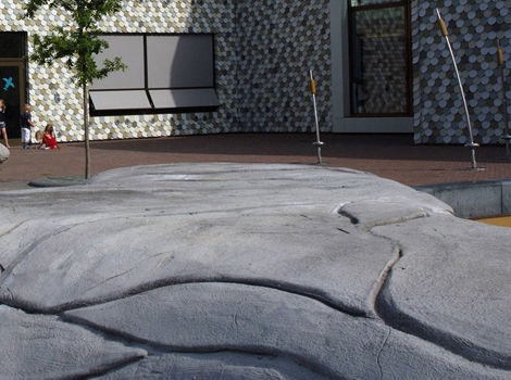 Een amorfe slinger van beton om op te zitten, spelen en te ontmoeten als alternatief voor een hekwerk. Buro Topia stads- en landschapsontwerp