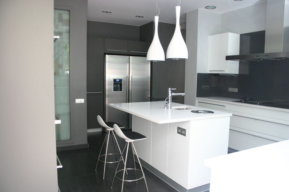 Amplia cocina en blanco y gris, Aram interiors Aram interiors Modern kitchen