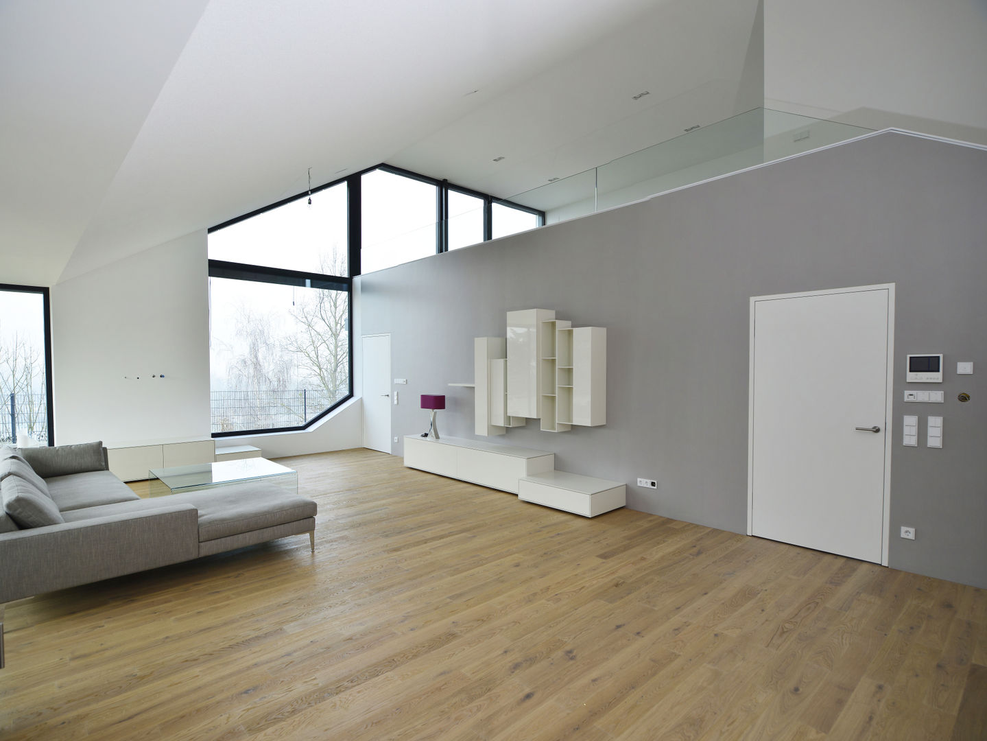 Wohnhaus mit Fernsicht, Architekt Adrian Tscherteu Architekt Adrian Tscherteu غرفة المعيشة