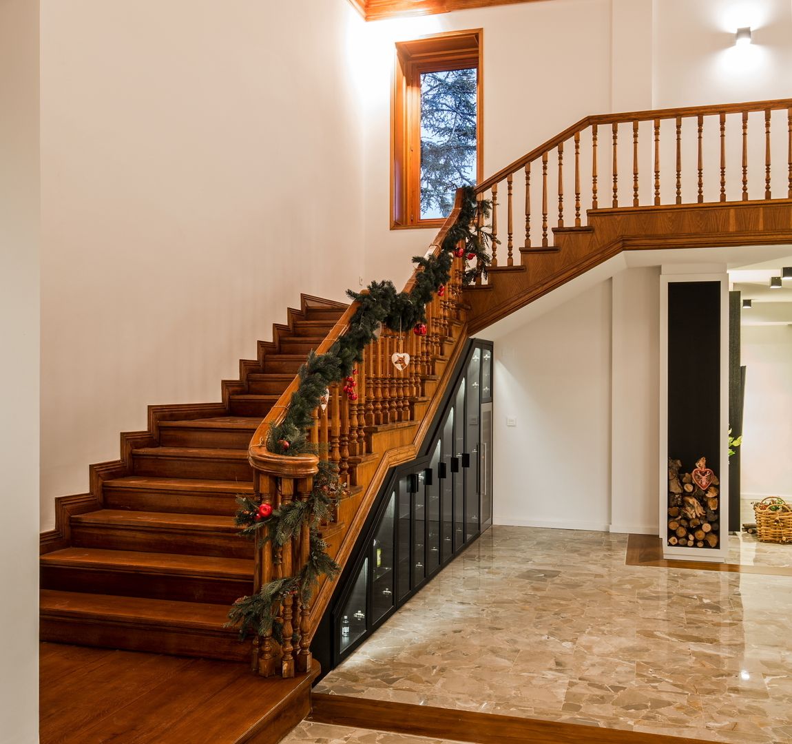 Escaleras con decoración navideña Laura Yerpes Estudio de Interiorismo Pasillos, vestíbulos y escaleras clásicas