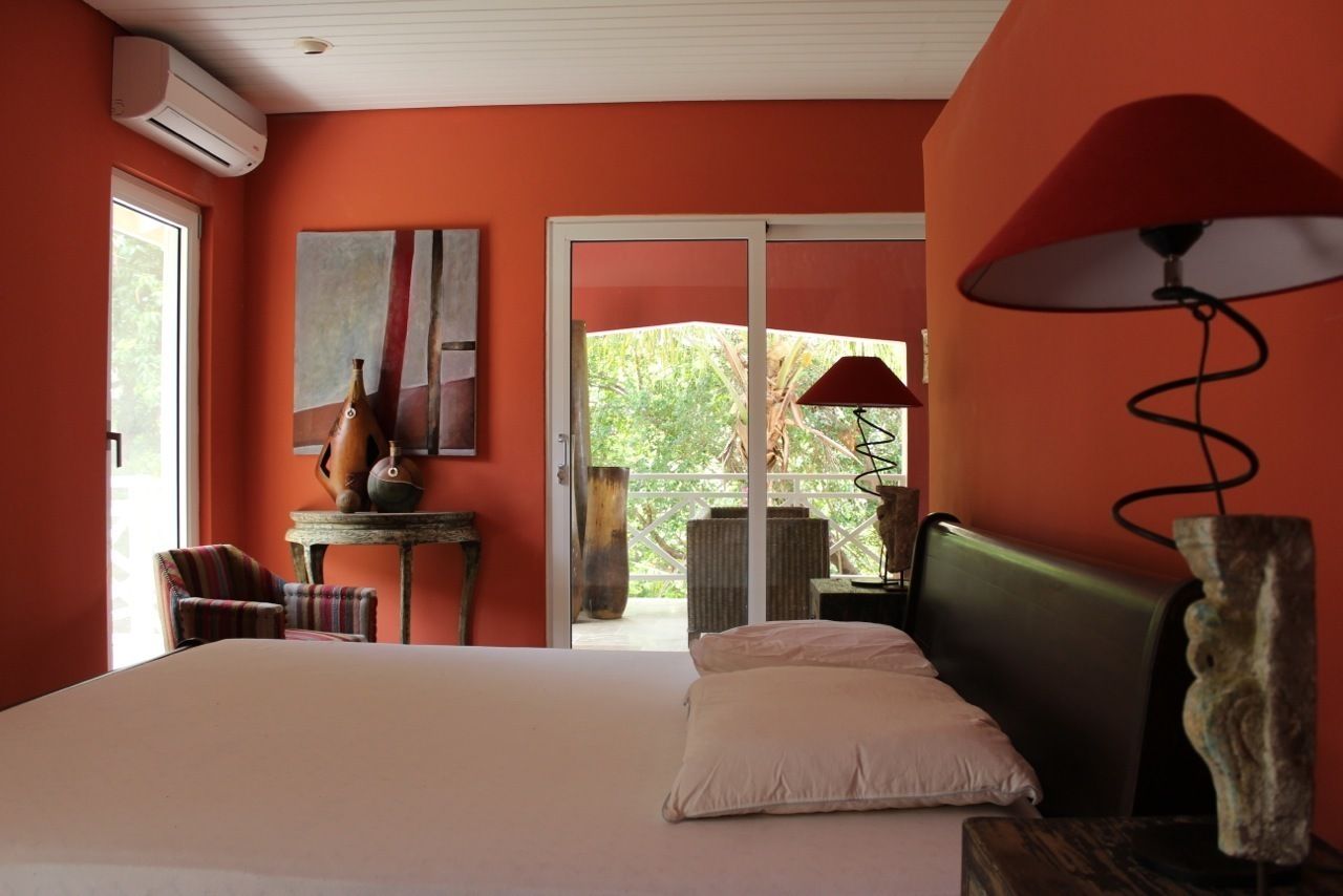 Koloniale villa in Curaçao, Alex Janmaat Interieurs & Kunst Alex Janmaat Interieurs & Kunst カントリースタイルの 寝室
