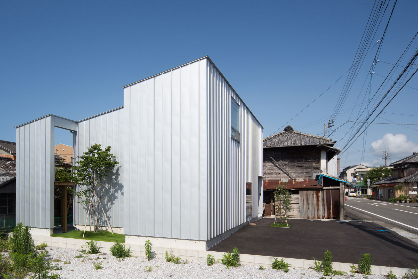 Zig Zag facade キリコ設計事務所 Modern home