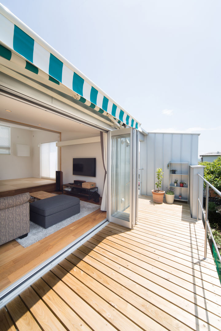 Zig Zag open-air deck キリコ設計事務所 Modern balcony, veranda & terrace