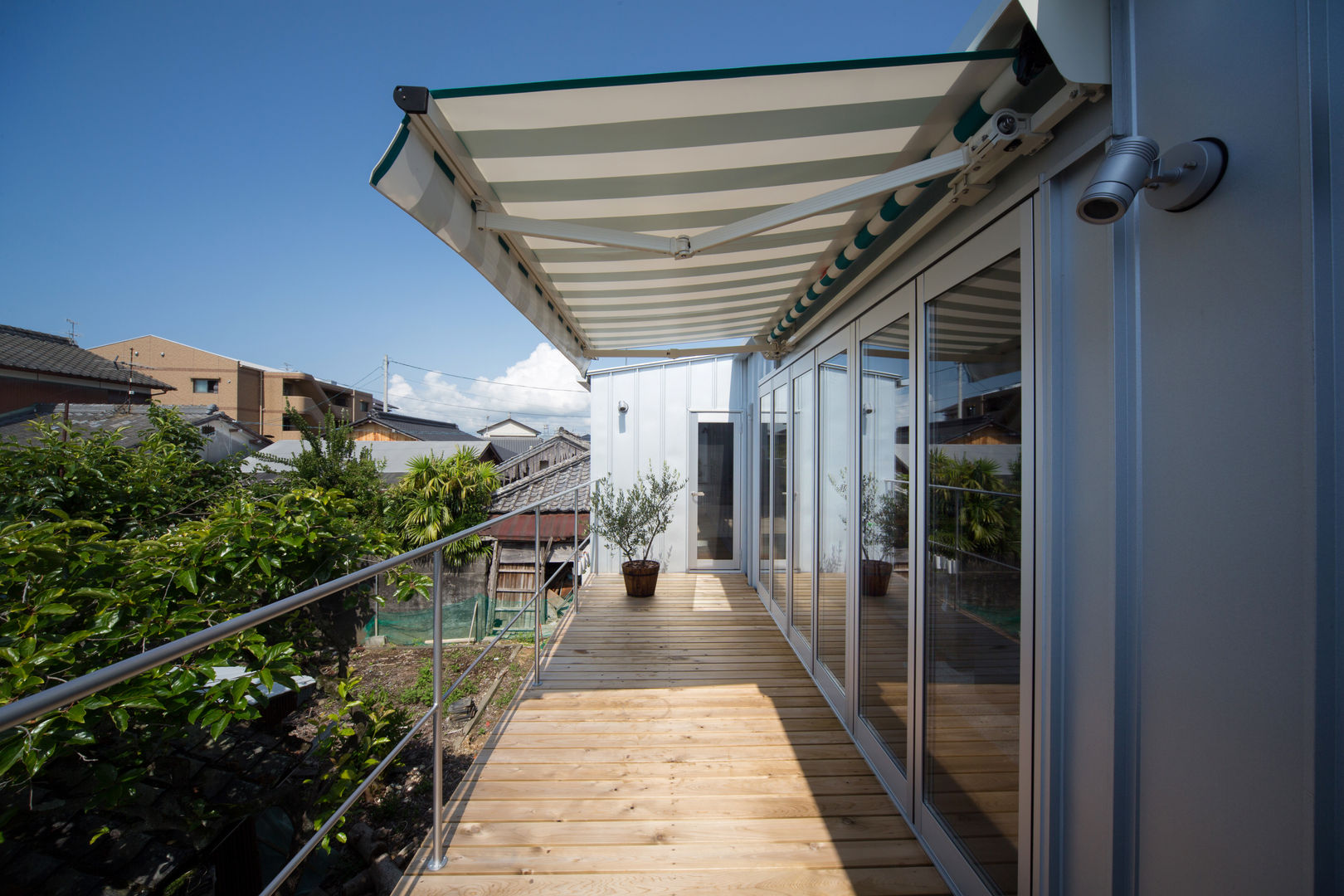 Zig Zag open-air deck キリコ設計事務所 Modern style balcony, porch & terrace