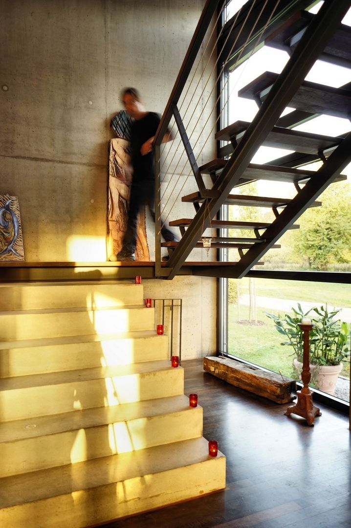 Einfamilienhaus in Karlsruhe, Architekten Lenzstrasse Dreizehn Architekten Lenzstrasse Dreizehn Modern corridor, hallway & stairs