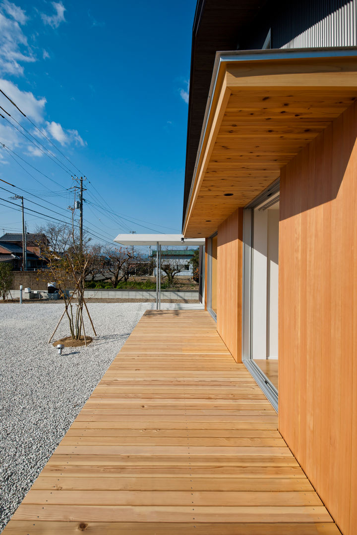 Totoro Engawa (Japanese style veranda) キリコ設計事務所 Hiên, sân thượng phong cách châu Á