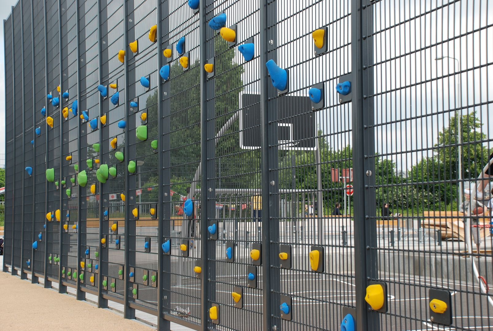 Diverse klimroutes voor jong en oud, geaccentueerd door kleuren. Buro Topia stads- en landschapsontwerp Moderne tuinen Hekken, schuttingen & muren