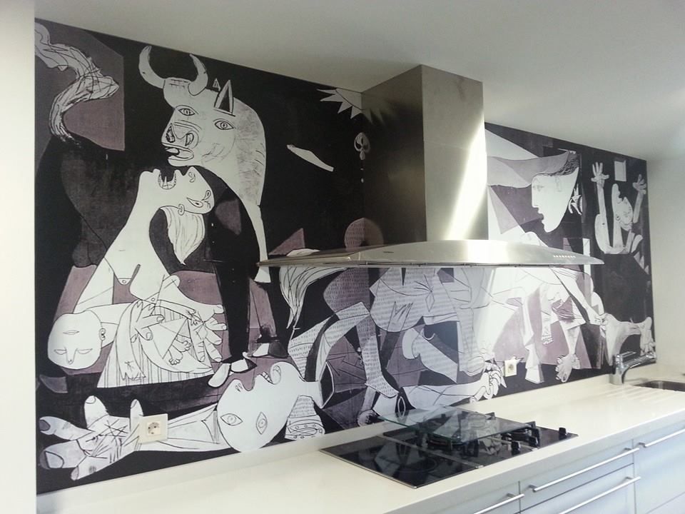 Vinilo El Guernica para Cocina, MIMESIS INTERIORISMO MIMESIS INTERIORISMO ห้องอื่นๆ รูปภาพและภาพวาด