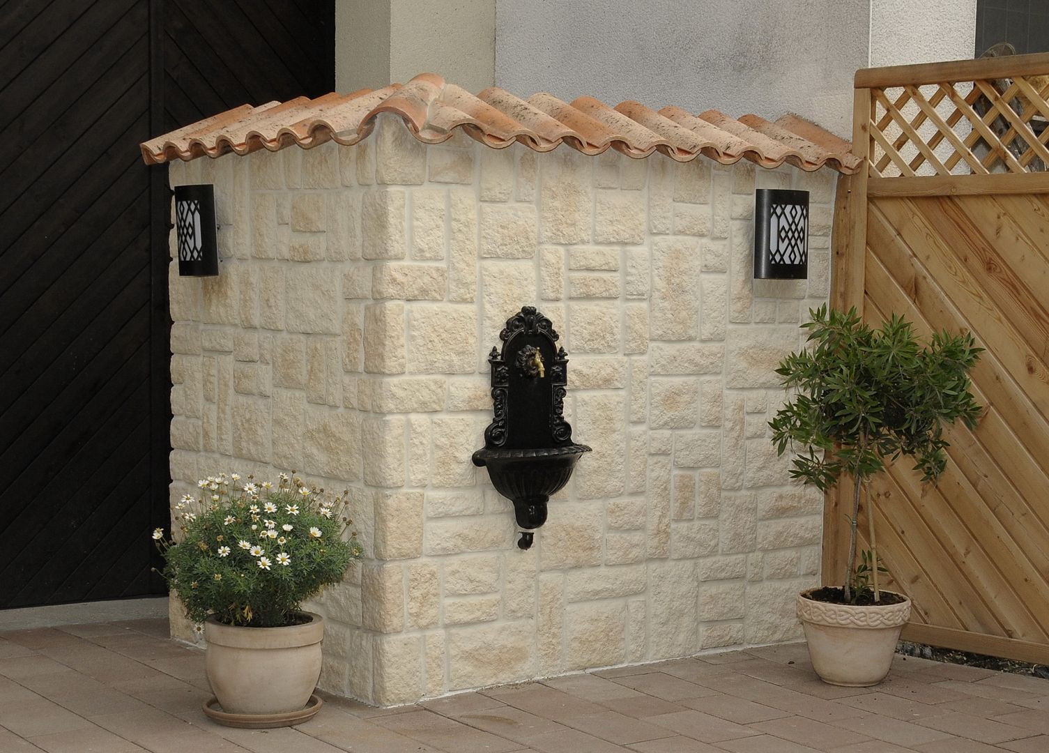 Mediterranes Flair für die Gartenmauer, Rimini Baustoffe GmbH Rimini Baustoffe GmbH 地中海風 庭