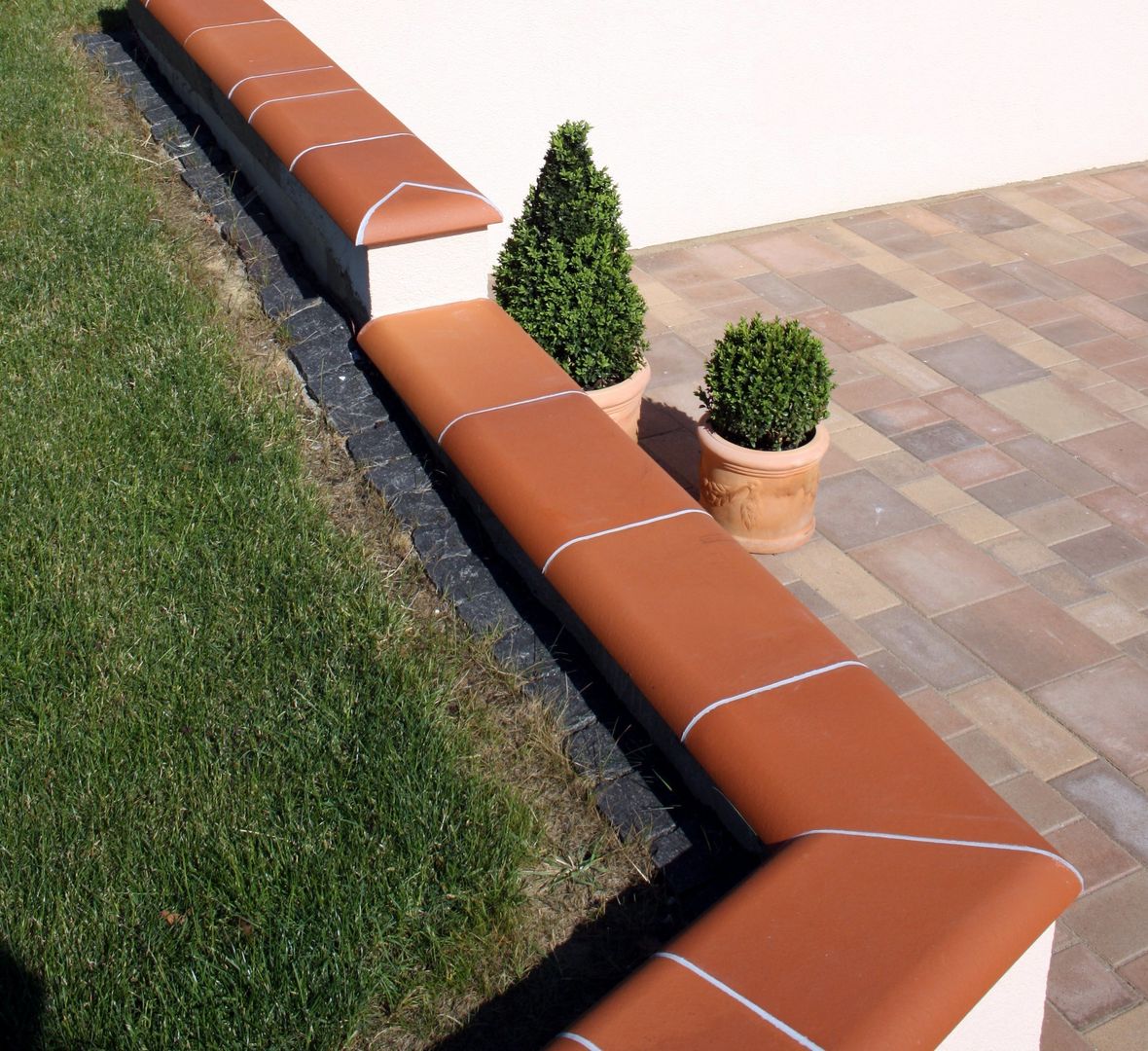 Mediterranes Flair für die Gartenmauer, Rimini Baustoffe GmbH Rimini Baustoffe GmbH حديقة