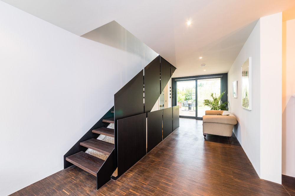 opEnd house - Single Family House in Lorsch, Germany, Helwig Haus und Raum Planungs GmbH Helwig Haus und Raum Planungs GmbH Modern corridor, hallway & stairs