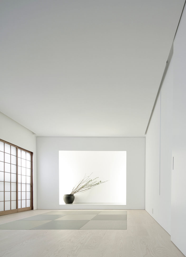 House for Installation, Jun Murata | JAM Jun Murata | JAM ミニマルデザインの リビング 建物,窓,木,フローリング,床,矩形,美術,階段,シーリング,家