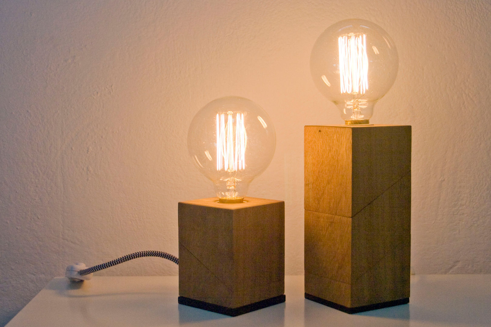 Lámpara de mesa Twistcube Iroko, Iron and wood Iron and wood モダンな 家 家庭用品