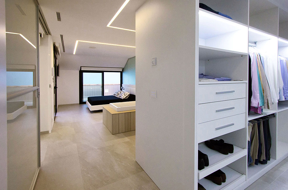 Dormitorio principal y vestidor - Casa Moncofa - Chiralt Arquitectos Chiralt Arquitectos Habitaciones de estilo minimalista