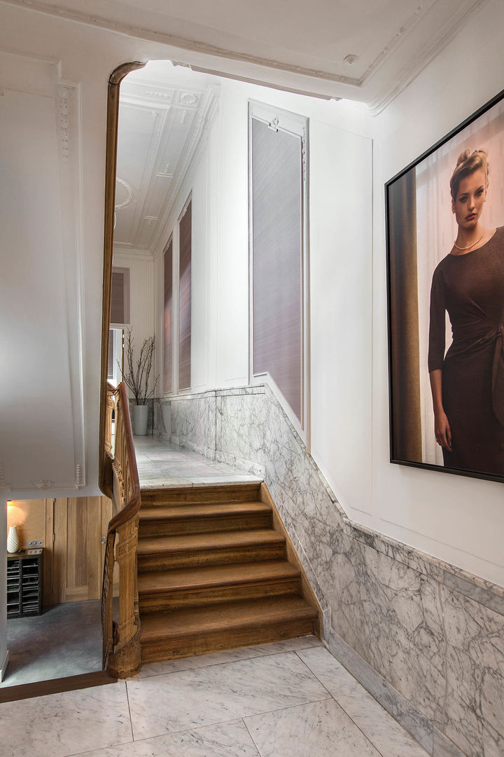 ​Modern en monumentaal wonen aan de gracht, Sigrid van Kleef & René van der Leest - Studio Ruim Sigrid van Kleef & René van der Leest - Studio Ruim Modern corridor, hallway & stairs