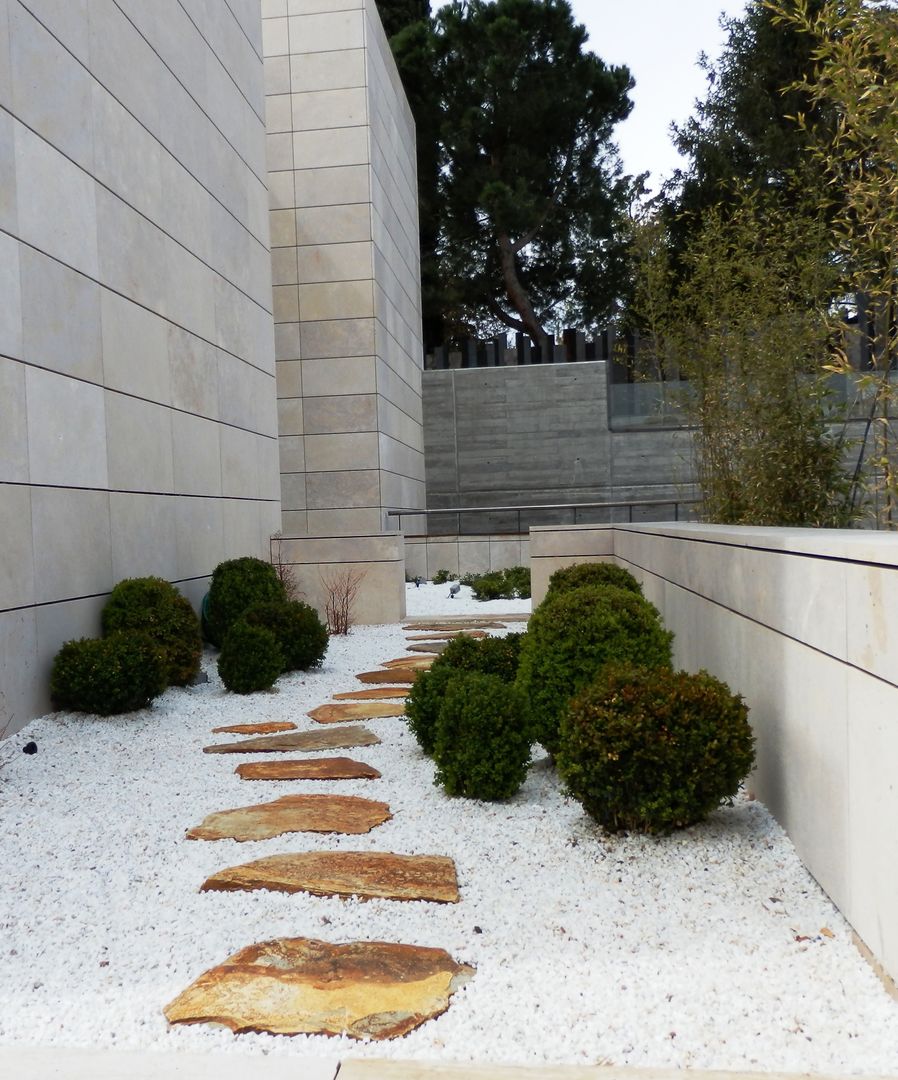 Patio de grava ISAURA ROMEO ESTUDIO DE PAISAJISMO Jardines de estilo minimalista