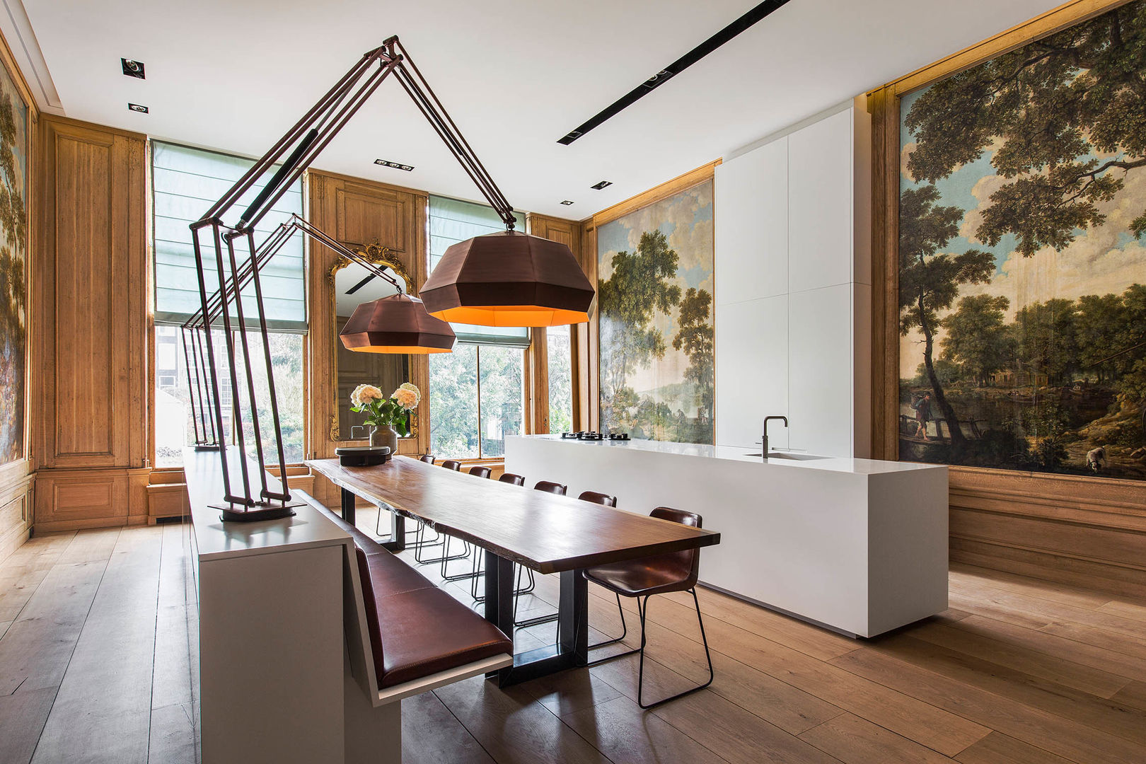 ​Modern en monumentaal wonen aan de gracht, Sigrid van Kleef & René van der Leest - Studio Ruim Sigrid van Kleef & René van der Leest - Studio Ruim Modern Kitchen Tables & chairs