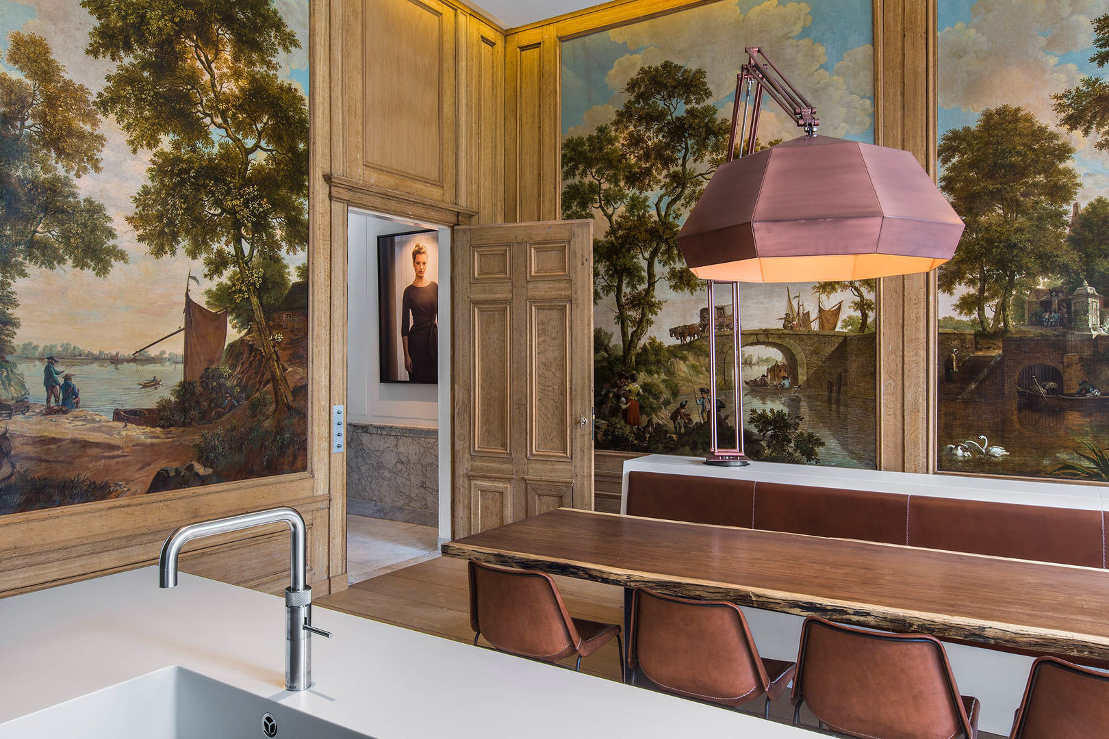 ​Modern en monumentaal wonen aan de gracht, Sigrid van Kleef & René van der Leest - Studio Ruim Sigrid van Kleef & René van der Leest - Studio Ruim Sala da pranzo moderna