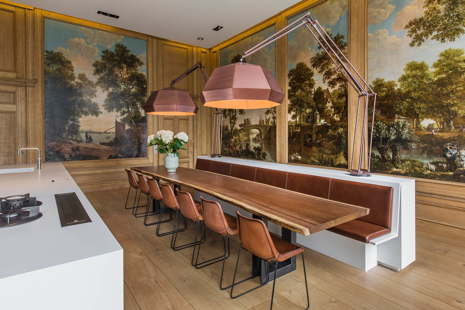 ​Modern en monumentaal wonen aan de gracht Sigrid van Kleef & René van der Leest - Studio Ruim Moderne eetkamers Tafels