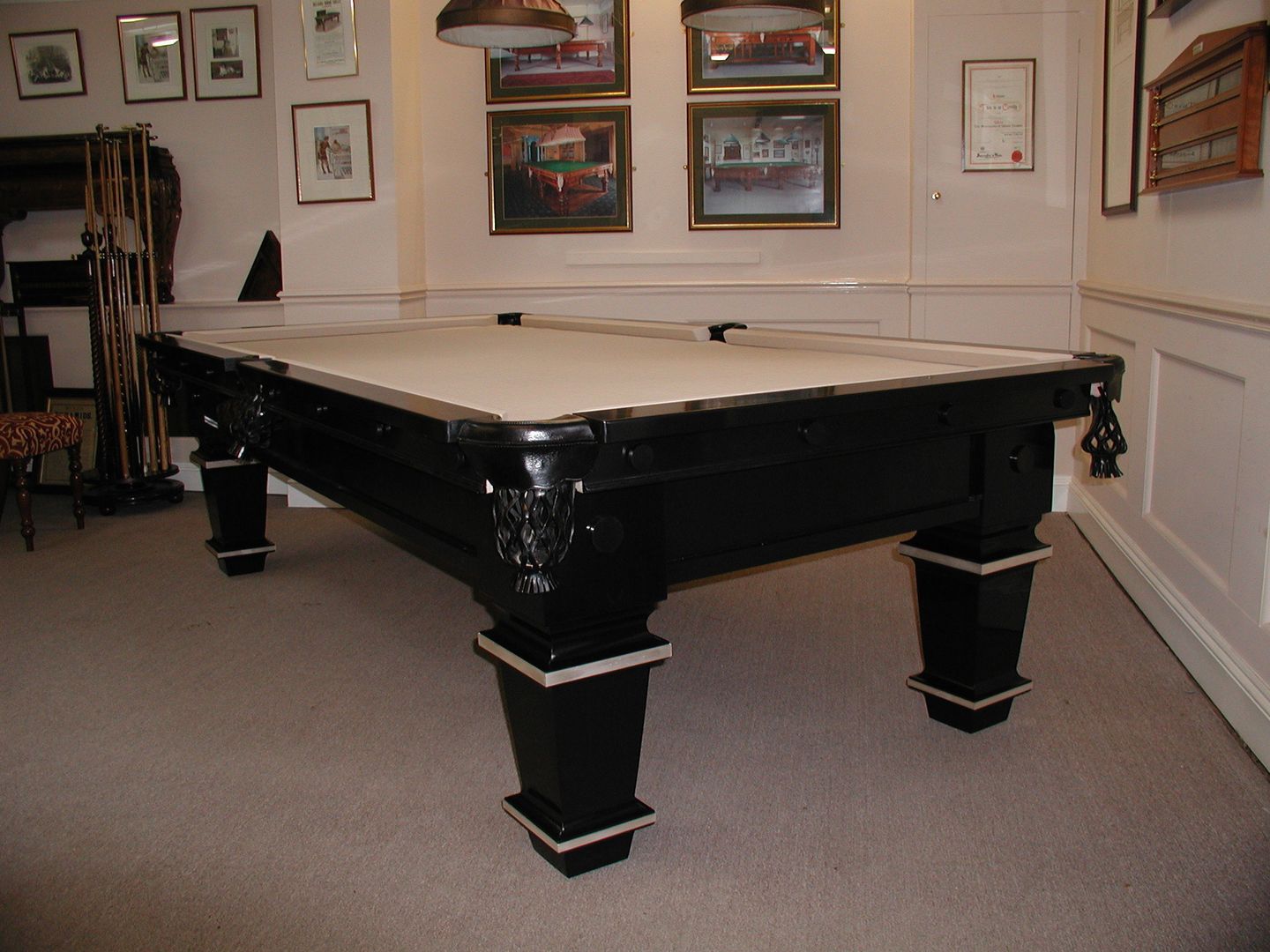 9 ft Ojjeh Snooker/Pool Table in a high gloss black piano finish & covered with beige cloth. HAMILTON BILLIARDS & GAMES CO LTD Comedores de estilo moderno Mesas