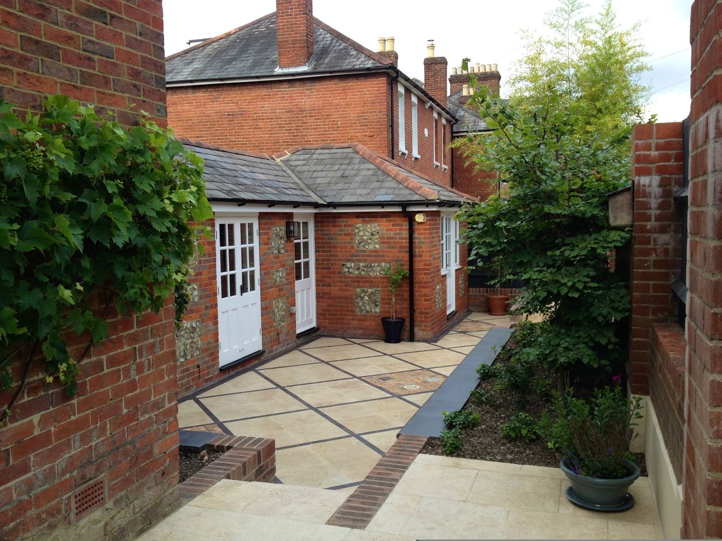 Courtyard Garden Amy Perkins Garden Design Ltd Jardin méditerranéen