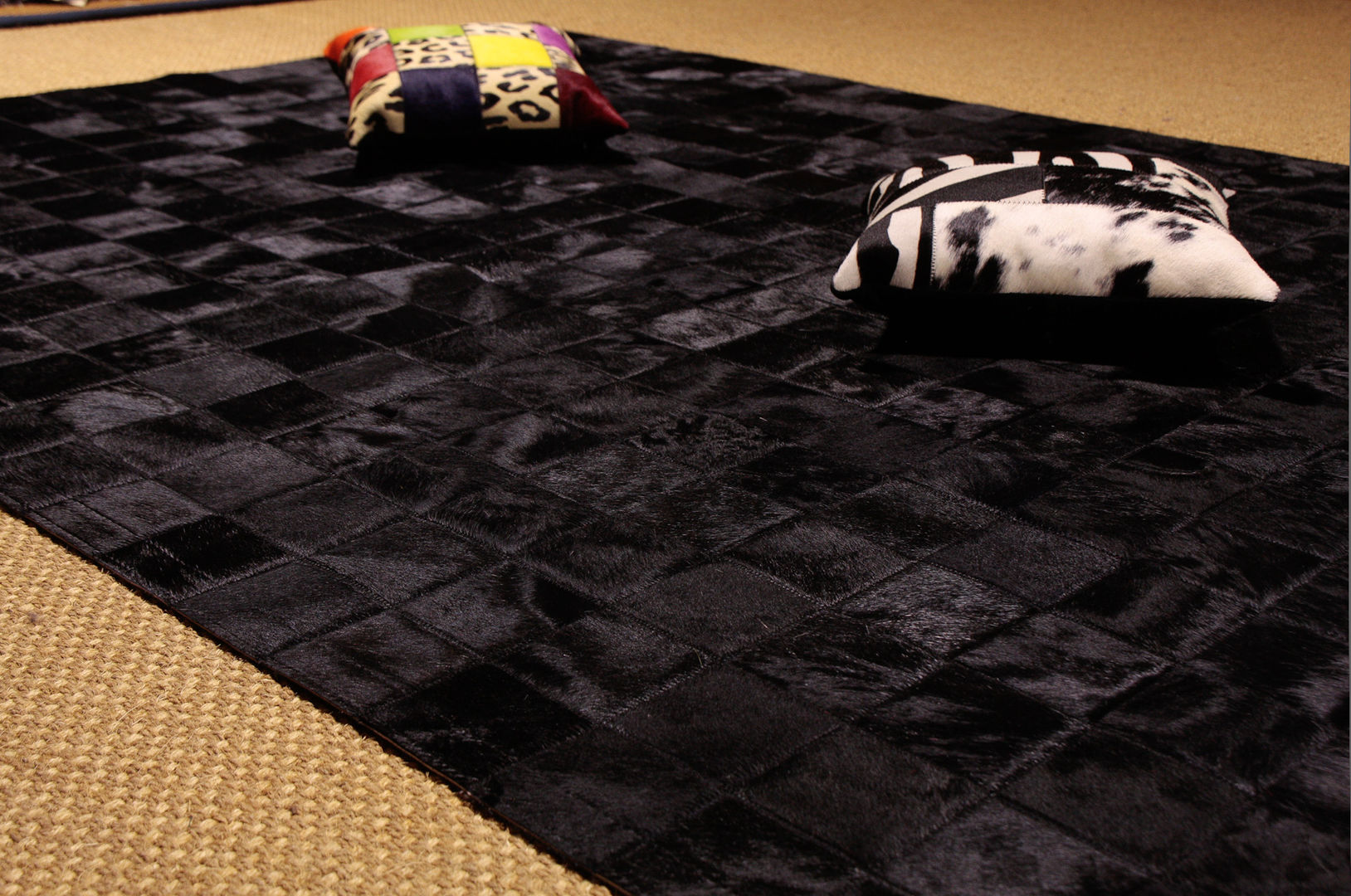 Alfombra de piel de vaca. Modelo Patchwork Negro. Mundoalfombra Jardín interior Paisajismo de interiores