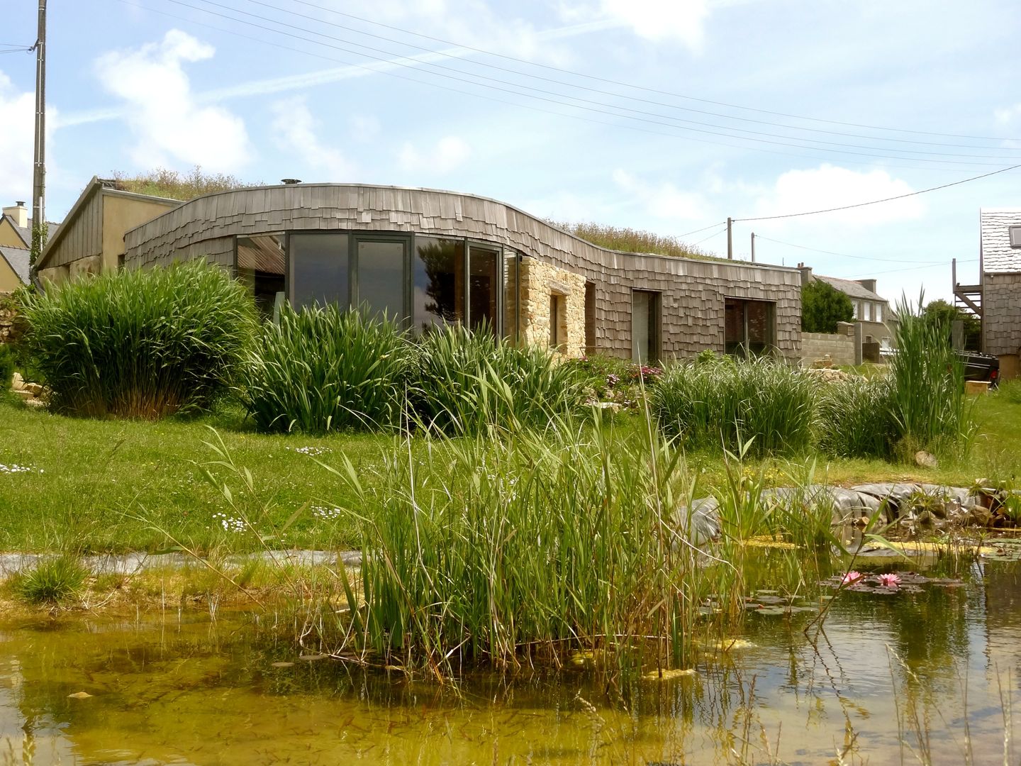 Une maison paille au bout du monde, Karine Montagnon Karine Montagnon Eklektik Evler