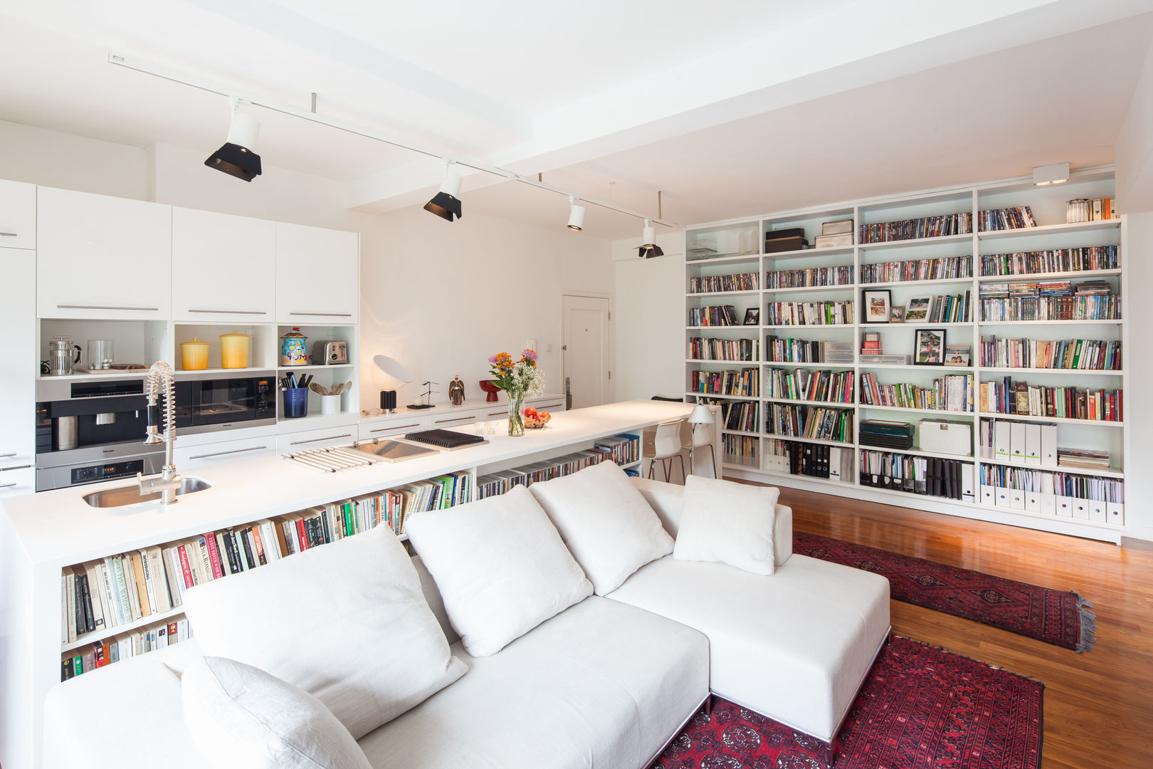 Discovery Bay Flat, HK, atelier blur / georges hung architecte d.p.l.g. atelier blur / georges hung architecte d.p.l.g. Modern living room Bookcase,Picture frame,Furniture,Couch,Shelf,Publication,Book,Shelving,Lighting,Television