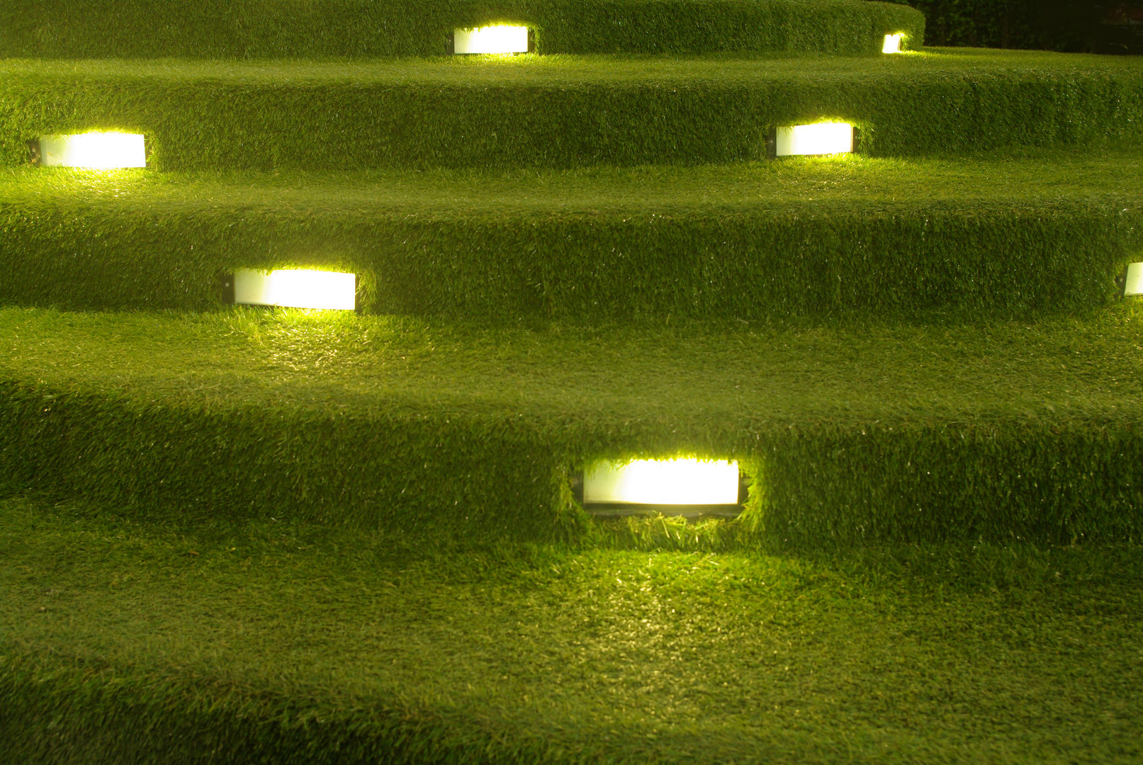 Césped Artificial Eurotuft - Importadores y distribuidores de césped artificial Cesped Artificial Eurotuft Jardines modernos Iluminación