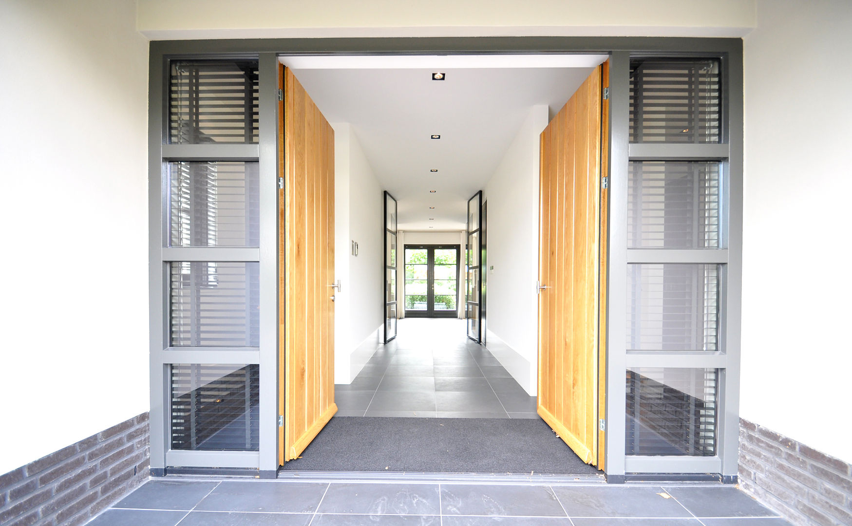 homify Modern Corridor, Hallway and Staircase